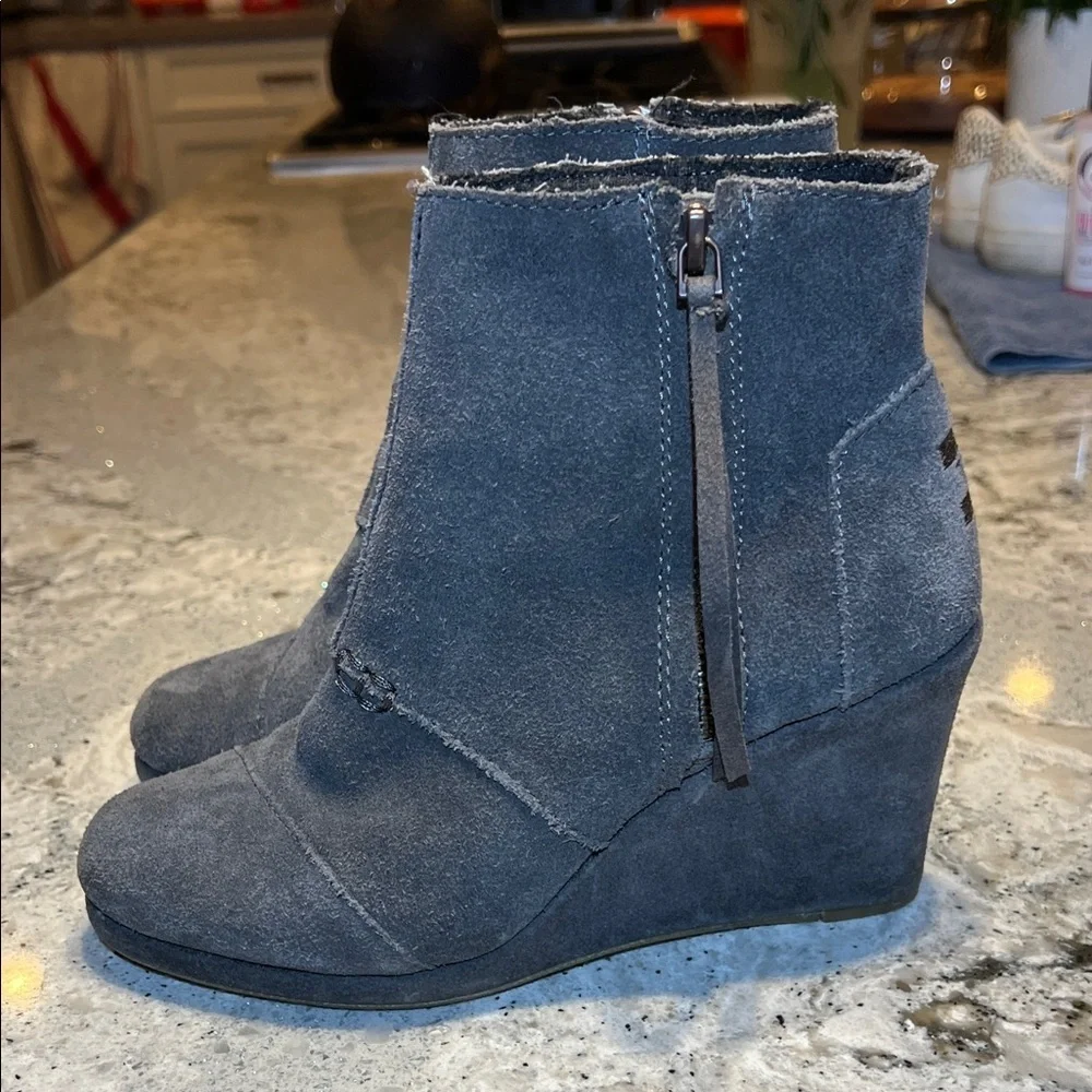 TOM'S Gray Suede Leather Desert Wedge Ankle Bootie Size 6.5 - Picture 4 of 10